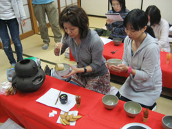 小園で抹茶・碾茶体験
