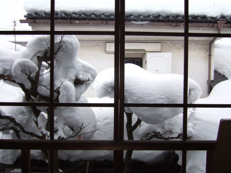 積もる雪