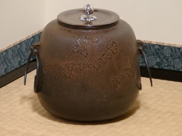 釜師 和田美之助造 刷毛目 尻張釜 障泥釜 共箱共布 茶道具　V57 釜師 和田美之助造 刷毛目 尻張釜 障泥釜 共箱