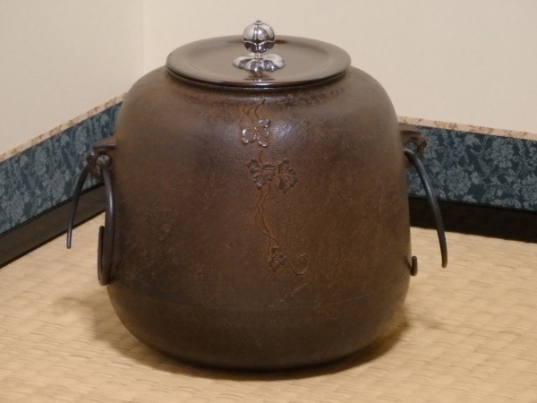 釜師 和田美之助造 刷毛目 尻張釜 障泥釜 共箱共布 茶道具　V57 和田美之助造 刷毛目 尻張釜 茶道具 釜師 共箱/共布