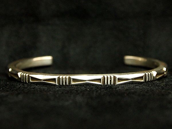 ナバホ族 ジェニファー・カーティス バングル入荷しました!!!【Navajo