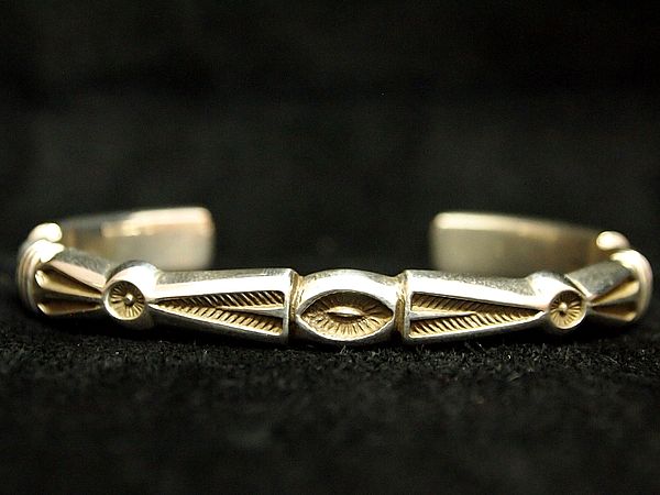 ナバホ族 ジェニファー・カーティス バングル入荷しました ナバホ族 ジェニファー・カーティス バングル入荷しました