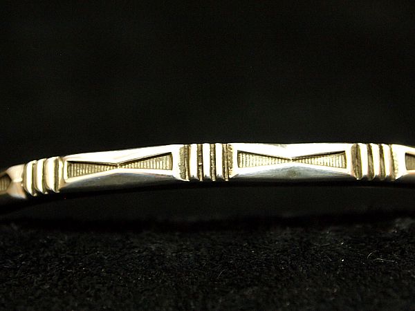 ナバホ族 ジェニファー・カーティス バングル入荷しました!!!【Navajo