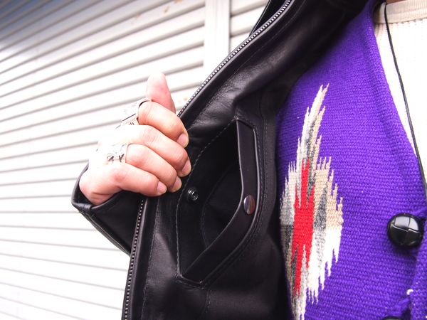 サイモンズビルトからガッチガチの野暮ったい革ジャン入荷です