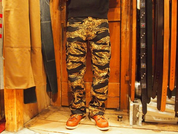 バズリクソンズからあのゴールドタイガーカモ柄のパンツが入荷