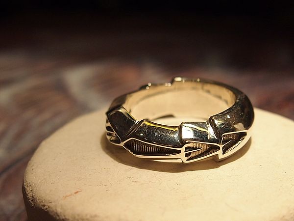 ジェニファーカーティスのハーフラウンドリングが入荷しています