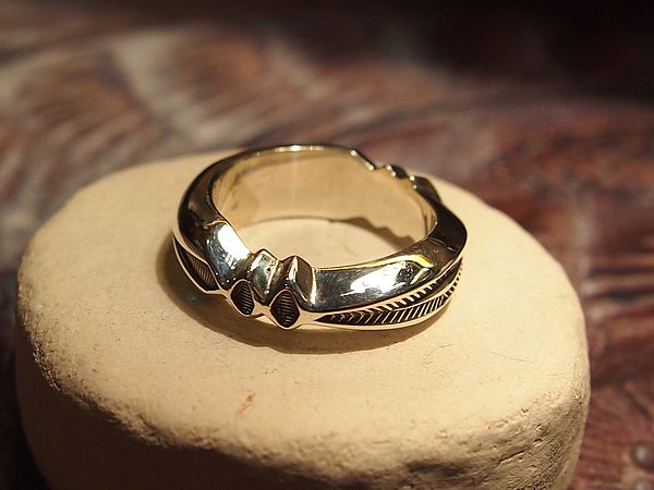 ジェニファーカーティスのハーフラウンドリングが入荷しています