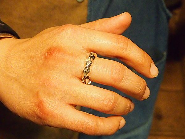 ジェニファーカーティスのハーフラウンドリングが入荷しています