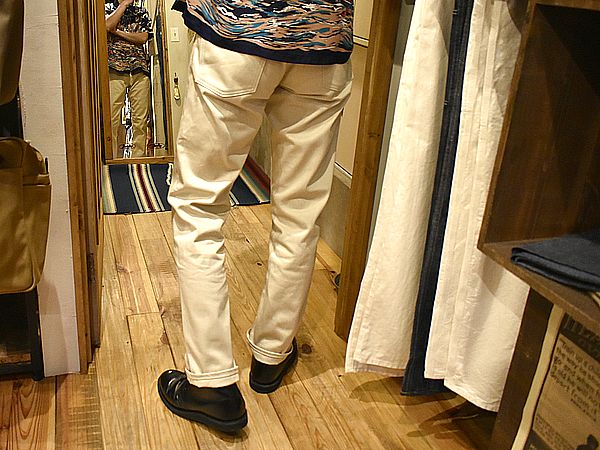 カラーパンツ発売初期のモデル！！セルヴィッジ付きサテンパンツ