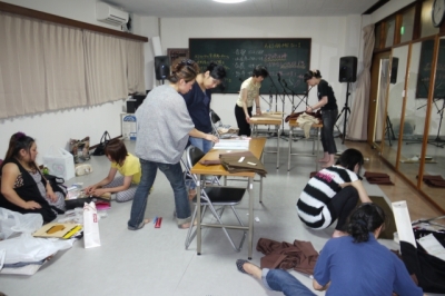 深夜まで続く衣装製作