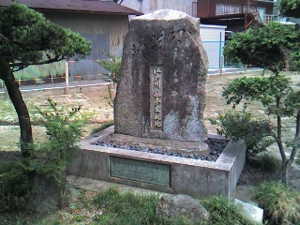 江戸川乱歩の生誕地が近くにあります。