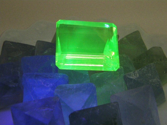 再入荷 ウランガラス ルース エメラルドカット 緑 12mm×10mm 2粒