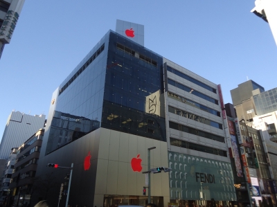 Apple Store アップルストア銀座店のりんごが赤に