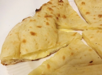 六本木 インド料理「MOTI モティ」チーズナン