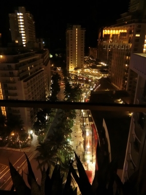 ハワイ「ホクラニ ワイキキ by ヒルトン」プール 夜景