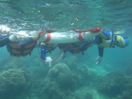 沖縄の海を子連れ家族でシュノーケリング