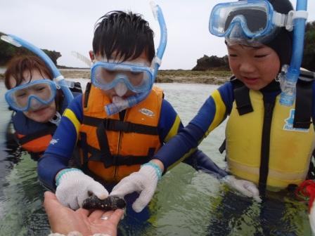 沖縄の海を子連れ家族でシュノーケリング