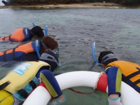 沖縄の海を子連れ家族でシュノーケリング