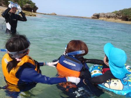 家族旅行で沖縄の海をシュノーケリング