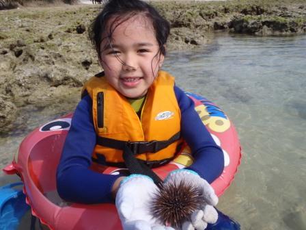 家族旅行で沖縄の海をシュノーケリング