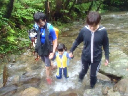 家族皆で楽しむ沖縄の滝を目指す沢登りツアー(トレッキング)
