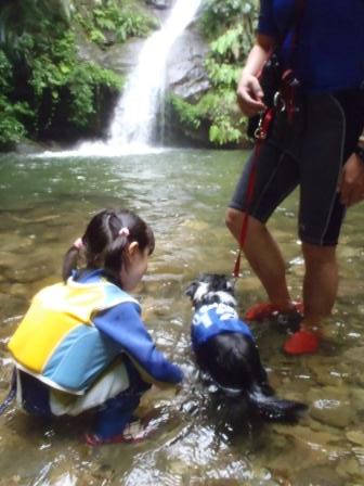 家族皆で楽しむ沖縄の滝を目指す沢登りツアー(トレッキング)