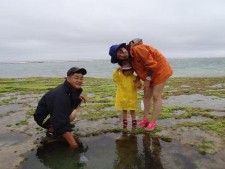 家族で沖縄の海辺のピクニックツアー