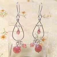 苺色した天然石の揺れるしずくのピアス