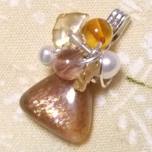 SWW ころりのさんかく サンストーンに絡めたペンダントトップ