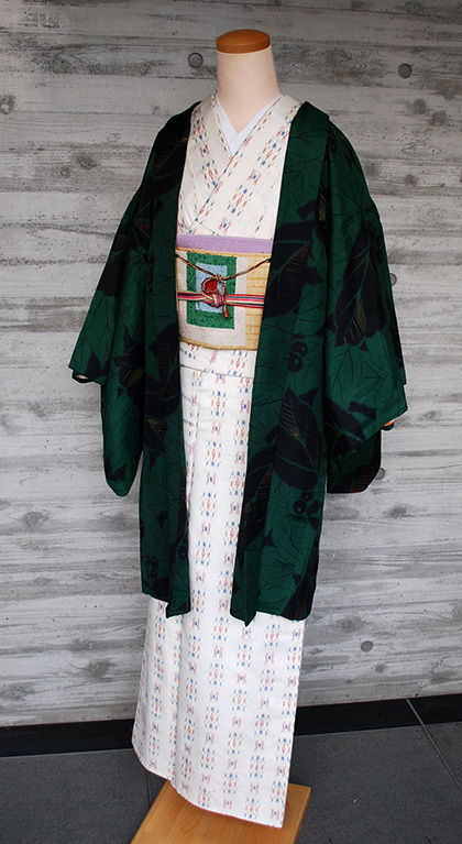 羽織】アンティーク深緑色地に葉と木の実柄羽織 #kimono #着物 | ちぇ 