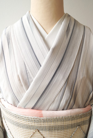 夏物】グレイ系変わり縞の明石ちぢみと生成り色に菱形模様の羅なごや帯 