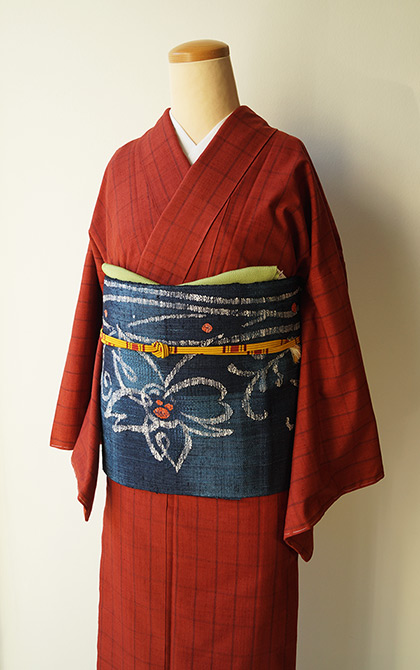 こたにっこ　　紬  赤煉瓦色地の銘仙の３点セット(Lサイズ裄65cm) 袷】赤煉瓦色に格子柄紬と西陣渡文製藍地花唐草文なごや帯 #着物