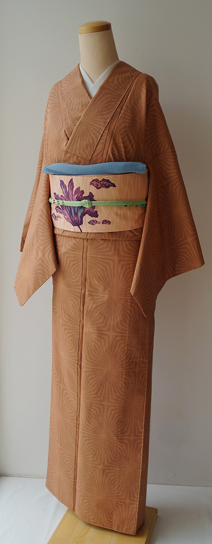 大島紬着物 モダン格子柄 茶系 【新古品】 本場大島紬 袷 着物 大島紬 泥染め ７マルキ カタス式 黒こげ茶 色紙重ね文 カジュアル 春 秋 冬  大島紬 仕立て上がり 身丈160 裄丈66 Ｍサイズ みやがわ sb15146 | リサイクル着物 みやがわ 中古着物 大島紬着物　モダン格子柄　茶系