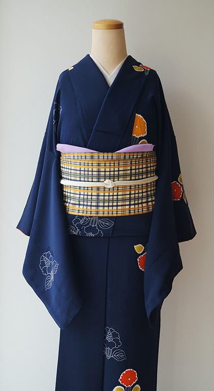 袷】濃紺地椿柄小紋と山吹色系格子柄なごや帯 #着物 #きもの #kimono 