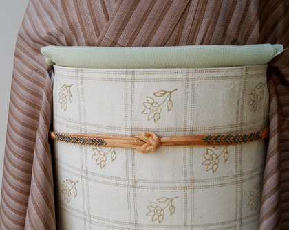 縞大島の洒落袋帯 銀座【L-6875】相良刺繍 洒落袋帯 練色 笹蔓文（単衣向き