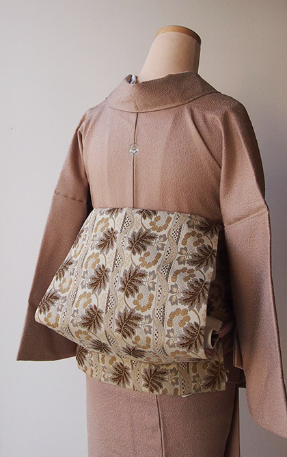 着物★レディース★織柄★ページュピンク★ひとえ★熊谷好博子 袷】熊谷好博子作 ベージュ系 化繊 色無地 と 欧風更紗とリボン