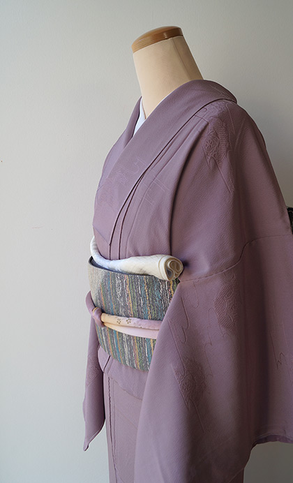 袷】薄京紫色地紋入り色無地と変わり横段に丸文箔糸ふくろ帯