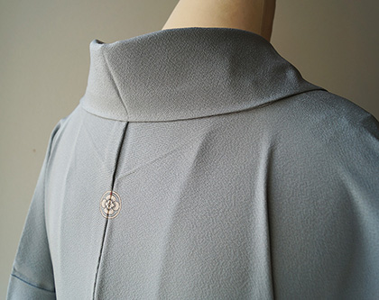 単衣】秘色色（ひそくいろ）系色無地に生成地オリエンタル文様博多織