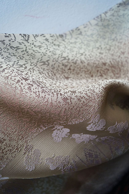 黒地にオフホワイト色と薄らピンク色のお花が艶やかな