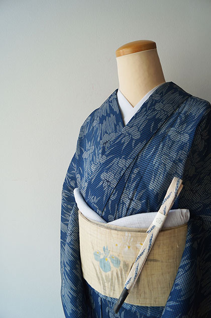 夏・紅梅】藍色 菖蒲文 絹紅梅 と 砥の粉色 菖蒲文 麻なごや帯 | ちぇ 