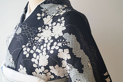 牛首紬の袋帯新品。紬の生成り色に雲取り文様の中に若松と草花の刺繍が施された逸品 牛首紬の袋帯新品。紬の生成り色に雲取り文様の中に若松と草花の