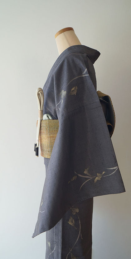単衣】希香粋・藍墨茶色蔦柄単衣紬 にアースカラー
