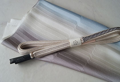 新品 未使用 正絹 袷 色無地 小紋 陶彩染 加藤唐九郎 刺繍 薄紫 新品 未使用 正絹 袷 色無地 小紋 陶彩染 加藤唐九郎 刺繍 薄紫