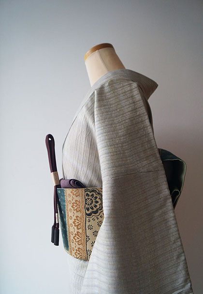 袷】白橡色地 変わり縞柄 縫い絞り紬 に 鳥と花文 染め刺繍