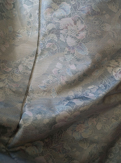 袷】藤絹織物、都喜ヱ門 青碧色花柄の本場大島紬 に 象牙色 変わり市松