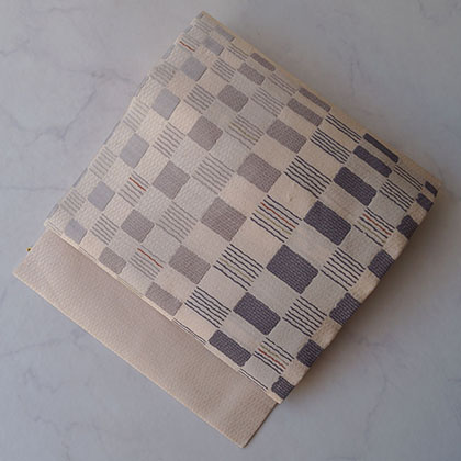 袷】藤絹織物、都喜ヱ門 青碧色花柄の本場大島紬 に 象牙色 変わり市松