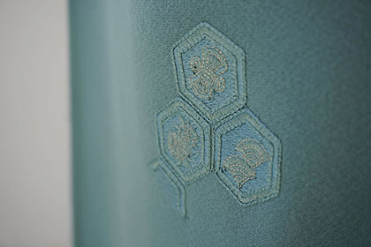 袷】甲斐泰造作 錆浅葱色地 螺鈿と刺繍入り附下と水浅葱色地