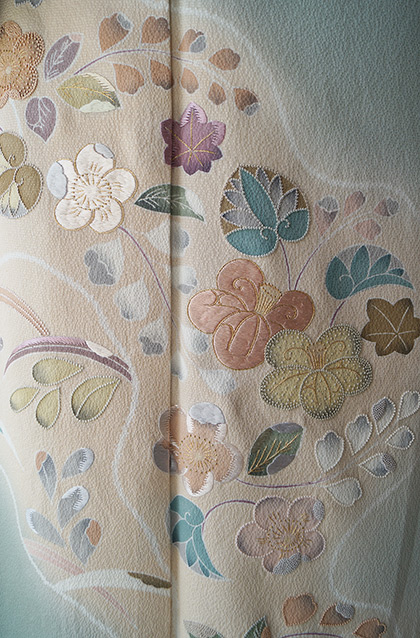 袷】柳鼠色様々な刺繍の四季花文訪問着と勝山織物謹製紫黒色抽象花柄 