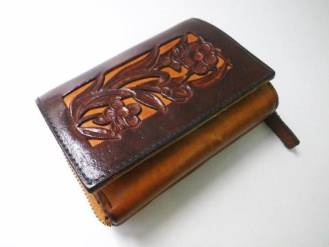 ヌメ革彫刻の財布