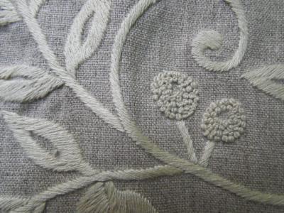 木のツル・木の実の刺繍